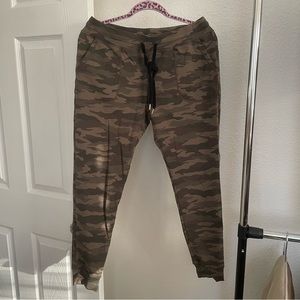 Zyia green camo unwind jogger